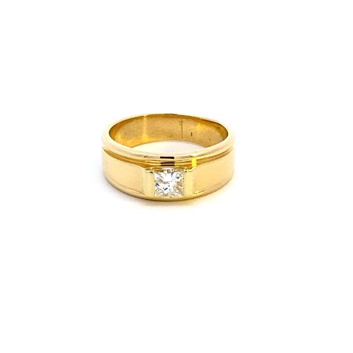 9ct Yellow Gold Princess cut diamond Solitaire Ring - Image 3