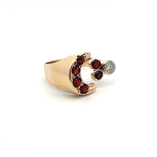 9ct Yellow Gold Moon Design Garnet and Diamond Ring - Image 4