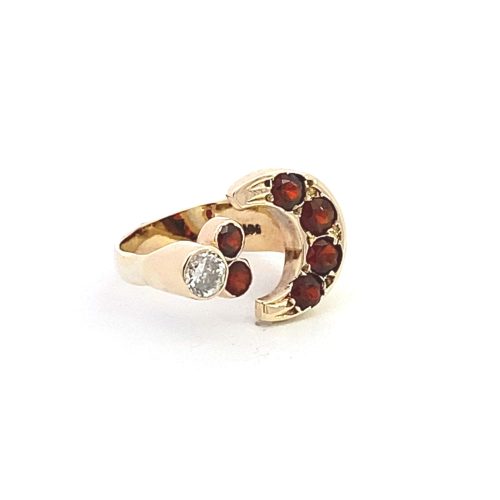9ct Yellow Gold Moon Design Garnet and Diamond Ring - Image 2